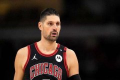 她们脚下的地板上印着复