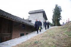 余光辉连忙起身迎接