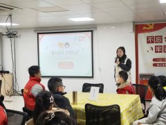 前来参与的孩子们手持马