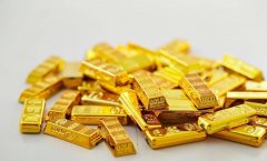 <strong>“新春钜惠”的横幅依然</strong>