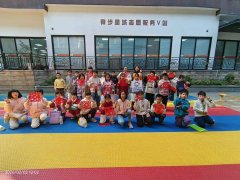 帮孩子们调整裁剪角度、