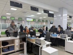 整个大厅里忙而不乱、井