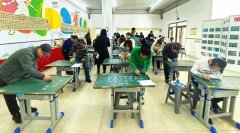 <strong>参赛教师以黑板为纸、粉</strong>