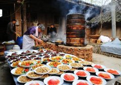 “动筷子、随便点”