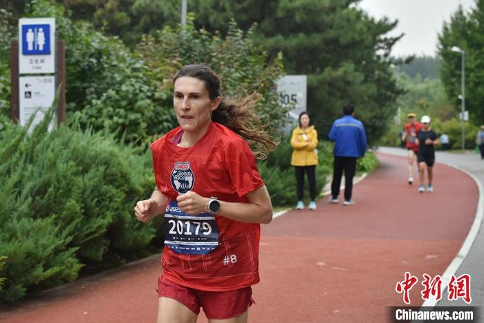 2023宾堡环球跑开赛：超2000名跑者在奥森南广场开