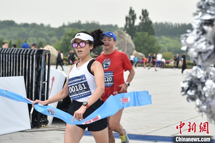 2023宾堡环球跑开赛：超2000名跑者在奥森南广场开