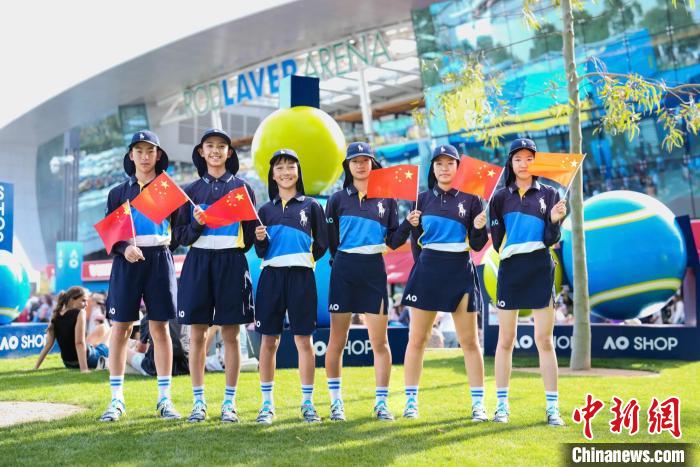 中网球童完成澳网服务：六名球童在墨尔本展现