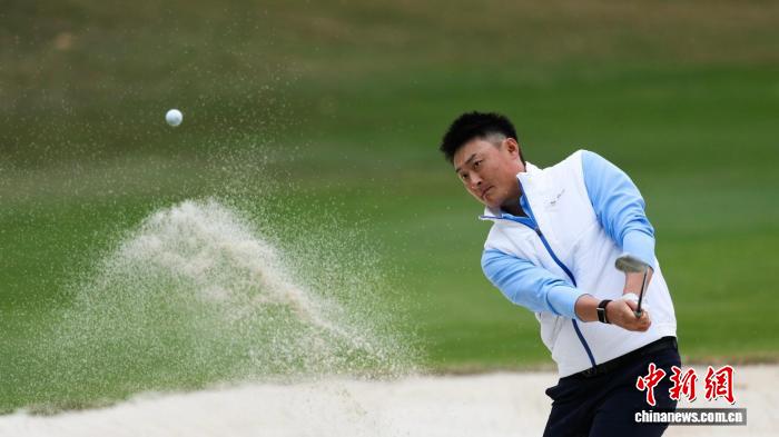 梁文冲率蓝队首日领先 新浪杯职业业余比洞赛激