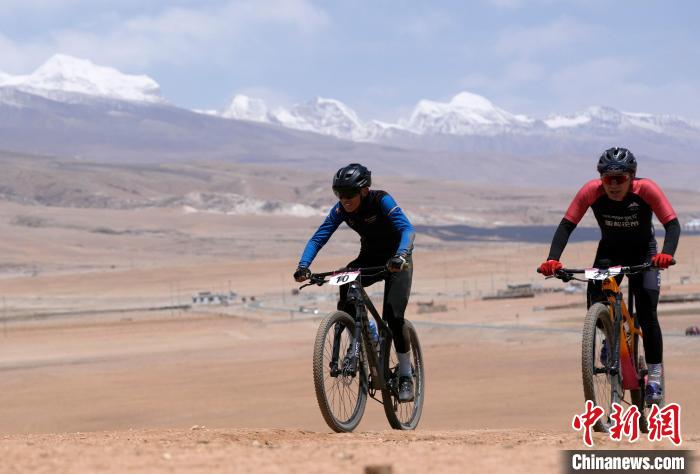 西藏雪古拉峰山地自行车越野赛开赛 70余名选手
