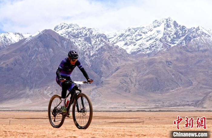 西藏雪古拉峰山地自行车越野赛开赛 70余名选手