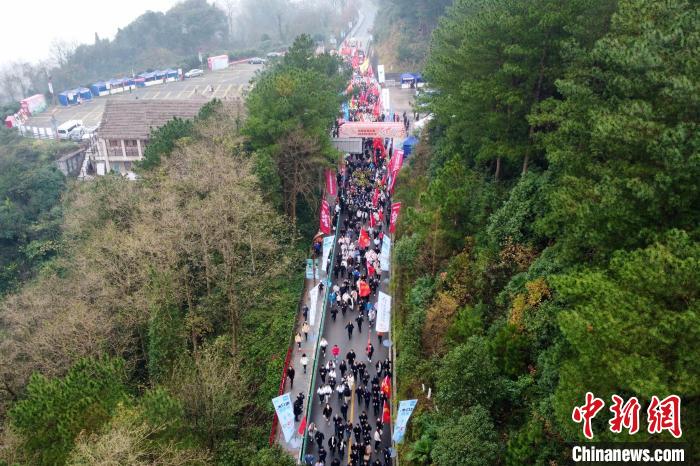 重庆新年登高迎新春 近2000人共赴健康之旅